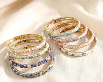 Elegantes brazaletes de esmalte floral: 10 diseños únicos con detalles dorados.