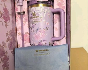 Stanley x LoveShackFancy Quencher Tumbler – Happy Thoughts Rosa Beaux Purple 40 oz
