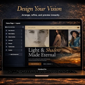 Puede incluir: Un ordenador portátil MacBook Pro muestra una interfaz de diseño web. La pantalla muestra un diseño de sitio web con imágenes y texto, incluyendo "Design Your Vision" y "Light & Shadow Made Eternal". El portátil está sobre una superficie oscura con un fondo dorado texturizado.