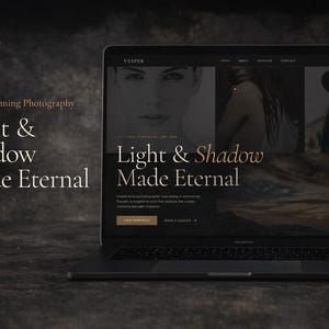 Puede incluir: Un portátil muestra un sitio web con el texto "Light & Shadow Made Eternal" y "Award-Winning Photography." El sitio web presenta fotografía de retrato. El portátil está sobre una superficie oscura y texturizada.