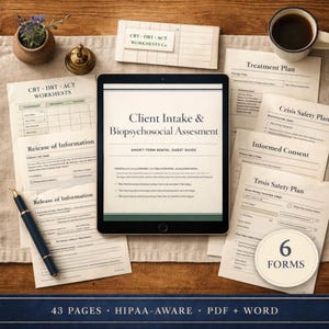 Könnte beinhalten: Draufsicht auf Formulare und Dokumente zur psychischen Gesundheit. Ein Tablet zeigt "Client Intake & Biopsychosocial Assesment". Weitere Formulare sind "Treatment Plan" und "Crisis Safety Plan". Eine Kaffeetasse, ein Stift und eine kleine Pflanze sind ebenfalls zu sehen.