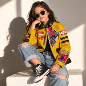 Kinderjas in geel biker-design, motorjas voor jongens en meisjes, jas met grafische patch, zwarte afwerking, unisex streetwear jas