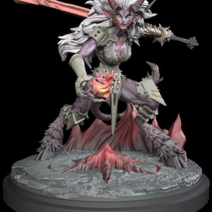 Puede incluir: Figura de fantasía detallada de una guerrera demonio femenina con cabello blanco, cuernos rojos y piel púrpura. Empuña una espada y sostiene un orbe de fuego. La figura está vestida con armadura y se encuentra sobre una base rocosa con detalles rojos, sobre un fondo negro.