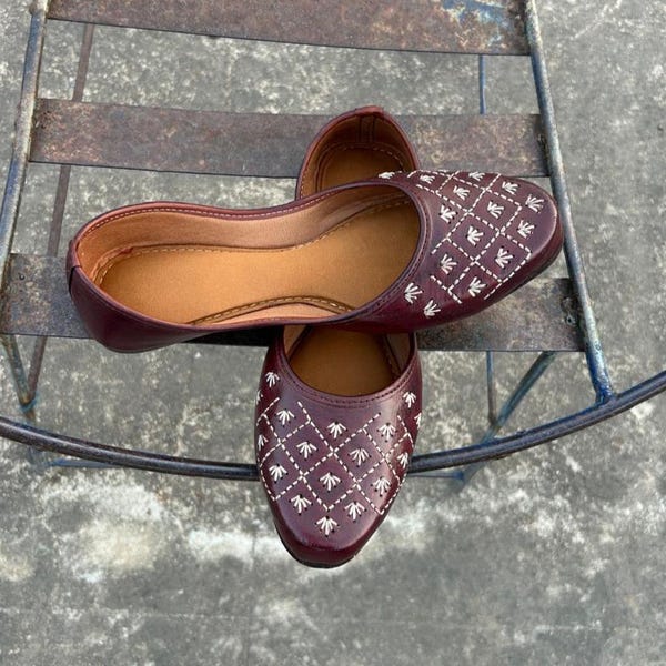 Royal Mocha Leather Jutti – Minimal Handcrafted Ethnic Flats, Classic Punjabi Mojari, Elegant Everyday & Festive Wear Slip-Ons