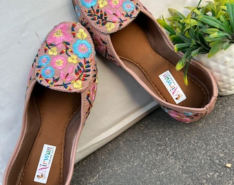 Jutti Phulkari rosa de lujo hecho a mano | Bailarinas étnicas con bordados florales | Zapatos para novias y fiestas | Mojari bohemio indio | Regalo para mujer