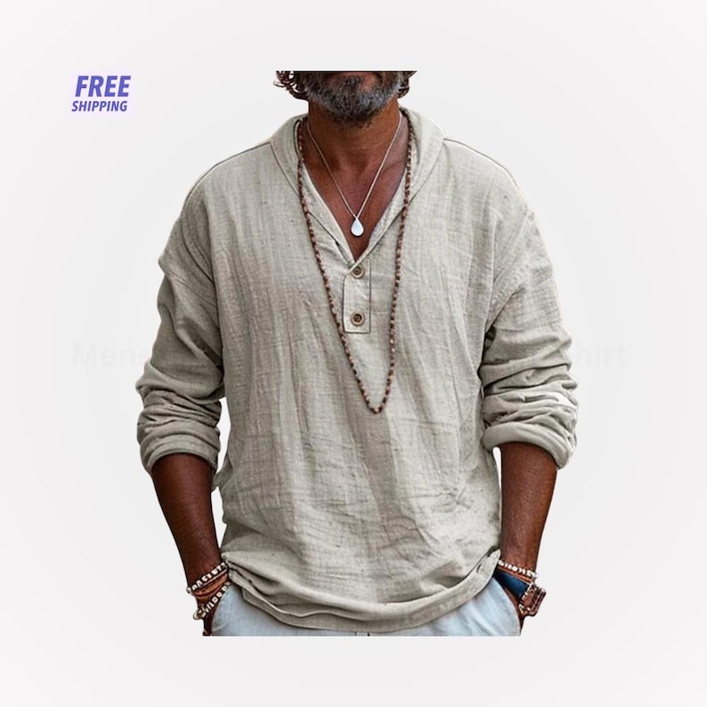 Peut inclure: Une chemise beige clair &agrave; manches longues avec un col Henley et trois boutons en bois. La chemise a une coupe d&eacute;contract&eacute;e et est faite d'un tissu textur&eacute;. L'image montre &eacute;galement un collier et des bracelets.