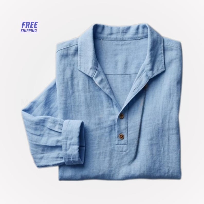 Peut inclure: Une chemise bleu clair &agrave; manches longues avec un col et trois boutons marron. La chemise est faite d'un tissu doux et l&eacute;ger. Les mots "FREE SHIPPING" sont dans le coin sup&eacute;rieur gauche.