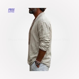 Peut inclure: Une chemise beige clair &agrave; manches longues avec un col et une poche. La chemise est faite d'un tissu doux et l&eacute;ger. Les mots "FREE SHIPPING" sont dans le coin sup&eacute;rieur gauche. Les mots "Mens Retro" et "Sleeve Shirt" sont &eacute;galement visibles.
