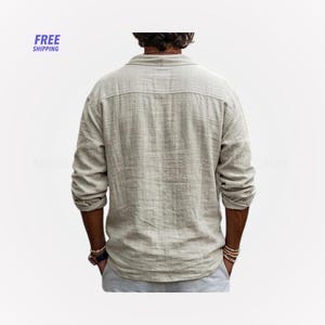 Peut inclure: Chemise beige clair &agrave; manches longues avec col boutonn&eacute;. La chemise est faite d'un tissu textur&eacute; et a une coupe d&eacute;contract&eacute;e. Les mots "FREE SHIPPING" sont dans un encadr&eacute; violet en haut &agrave; gauche.
