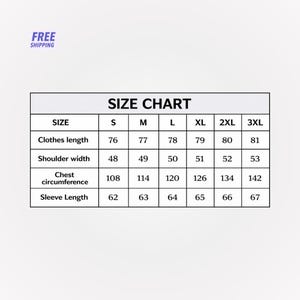 Peut inclure: Un tableau des tailles de v&ecirc;tements avec des mesures en centim&egrave;tres, comprenant la longueur des v&ecirc;tements, la largeur des &eacute;paules, le tour de poitrine et la longueur des manches. Les tailles vont de S &agrave; 3XL. Le texte "FREE SHIPPING" est en haut &agrave; gauche.