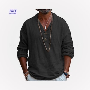 Peut inclure: Chemise noire &agrave; manches longues avec un col Henley et trois boutons en bois. La chemise a une coupe d&eacute;contract&eacute;e et est faite d'un tissu l&eacute;ger. Un collier avec un pendentif est visible. Les mots "FREE SHIPPING" sont dans le coin sup&eacute;rieur gauche.