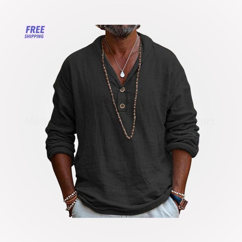 Peut inclure: Chemise noire &agrave; manches longues avec un col Henley et trois boutons en bois. La chemise a une coupe d&eacute;contract&eacute;e et est faite d'un tissu l&eacute;ger. Un collier avec un pendentif est visible. Les mots "FREE SHIPPING" sont dans le coin sup&eacute;rieur gauche.