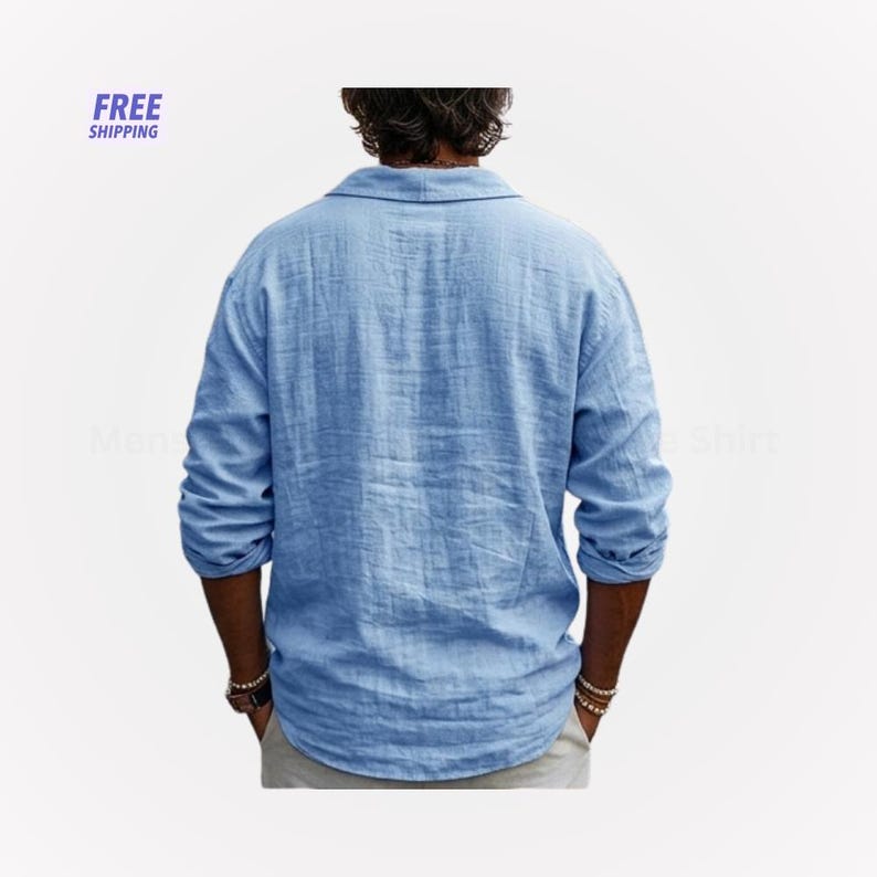 Peut inclure: Une chemise bleu clair &agrave; manches longues avec un col. La chemise est faite d'un tissu textur&eacute;. Les mots "FREE SHIPPING" sont dans le coin sup&eacute;rieur gauche. La chemise fait partie d'une collection de v&ecirc;tements.