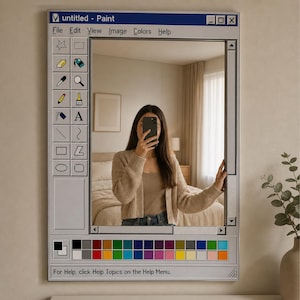 Könnte beinhalten: Ein rechteckiger Spiegel im Design der Windows Paint-Programmoberfläche. Er hat eine blaue Titelleiste mit dem Text "untitled - Paint", eine Symbolleiste mit Zeichenwerkzeugen und eine Farbpalette. Der Spiegel reflektiert eine Person, die ein Foto macht.