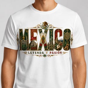 Może przedstawiać: Biała koszulka z napisem "MEXICO" w dekoracyjnym, kolorowym wzorze. Projekt zawiera obrazy piramidy, piłki nożnej, gitary oraz tekst "LEYENDA Y PASI&Oacute;N". Jest to odzież codzienna.