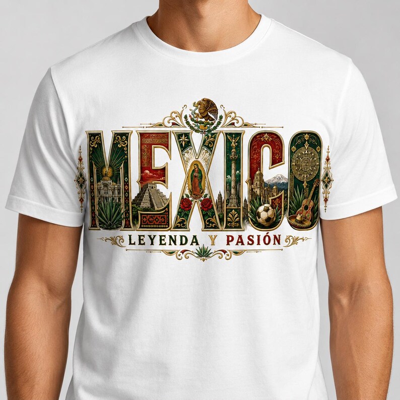 Może przedstawiać: Biała koszulka z napisem "MEXICO" w dekoracyjnym, kolorowym wzorze. Projekt zawiera obrazy piramidy, piłki nożnej, gitary oraz tekst "LEYENDA Y PASI&Oacute;N". Jest to odzież codzienna.