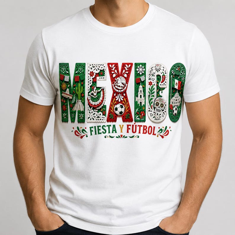 Może przedstawiać: Biała koszulka z napisem "MEXICO" w kolorze zielonym, czerwonym i białym, z dekoracyjnymi wycinanymi wzorami oraz tekstem "FIESTA Y F&Uacute;TBOL" w kolorze zielonym i czerwonym. Koszulka ma okrągły dekolt.