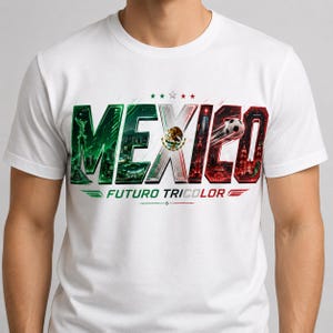 Może przedstawiać: Biała koszulka z napisem "MEXICO" w kolorze zielonym i czerwonym, z piłką nożną i napisem "FUTURO TRICOLOR". Projekt zawiera krajobrazy miejskie i meksykański herb.