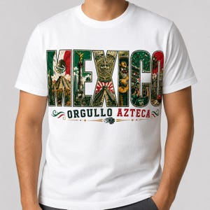 Może przedstawiać: Biała koszulka z napisem "MEXICO" dużymi, kolorowymi literami. Litery wypełnione są zdjęciami meksykańskich zabytk&oacute;w i symboli kulturowych. Poniżej napis "ORGULLO AZTECA".