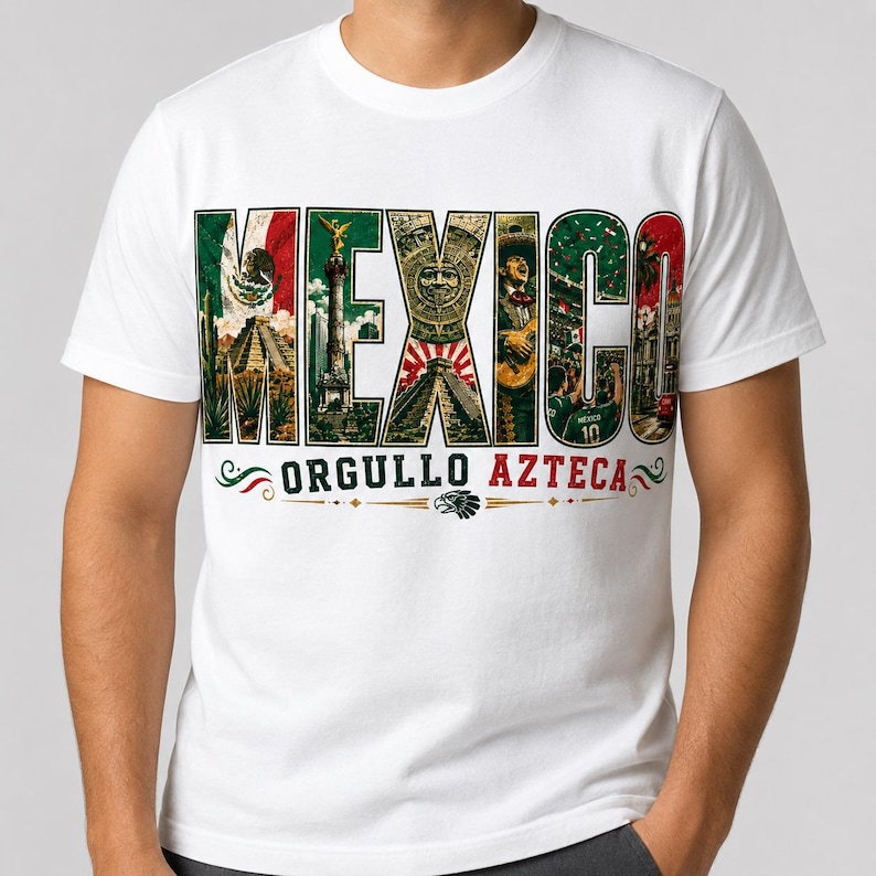 Może przedstawiać: Biała koszulka z napisem "MEXICO" dużymi, kolorowymi literami. Litery wypełnione są zdjęciami meksykańskich zabytk&oacute;w i symboli kulturowych. Poniżej napis "ORGULLO AZTECA".