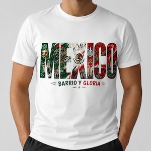 Może przedstawiać: Biała koszulka z napisem "MEXICO" w kolorowym, postarzanym wzorze, wypełnionym meksykańskimi obrazami kulturowymi. Poniżej słowa znajduje się fraza "BARRIO Y GLORIA". Złota gwiazda jest wyśrodkowana poniżej.