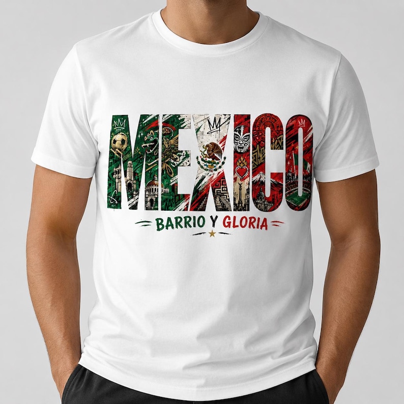 Może przedstawiać: Biała koszulka z napisem "MEXICO" w kolorowym, postarzanym wzorze, wypełnionym meksykańskimi obrazami kulturowymi. Poniżej słowa znajduje się fraza "BARRIO Y GLORIA". Złota gwiazda jest wyśrodkowana poniżej.