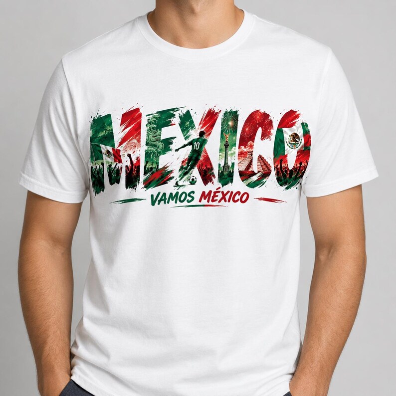 Może przedstawiać: Biała koszulka z napisem "MEXICO" w kolorze czerwonym, zielonym i białym, z grafiką piłkarza i napisem "VAMOS M&Eacute;XICO". Projekt zawiera elementy meksykańskiej flagi i obrazy kulturowe.