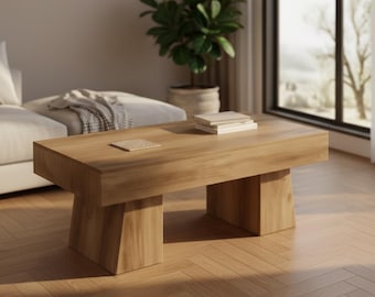 Mesa de centro de madera natural de estilo escandinavo minimalista para una decoración acogedora en la sala de estar.