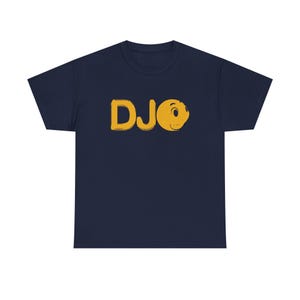 Puede incluir: Una camiseta de manga corta en color azul marino con el texto DJO impreso en una fuente amarilla texturizada en el pecho. La letra O está reemplazada por una cara circular amarilla estilizada con una sonrisa simple y ojos grandes.