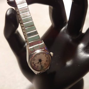 Vintage Japan Movement Ladies Stretch Band Wrist Watch
