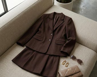 Conjunto de traje color chocolate: Blazer estructurado y minifalda a juego.