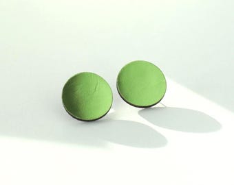 Pendientes de botón circulares de cuero metalizado verde / Pendientes de botón grandes con forma de disco / Poste hipoalergénico