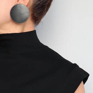 大きな黒のレザーディスクピアス｜存在感のある大きな黒のスタッドピアス｜低アレルギー性