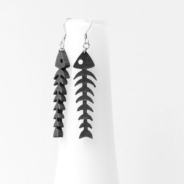 Schwarze Lederohrringe im Fischgrätenmuster | Lange Hängeohrringe | Halloween-Schmuck | Hypoallergen