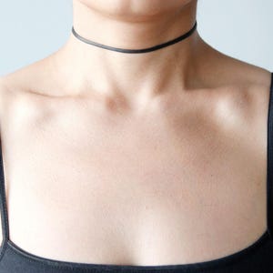 Wąski, czarny, skórzany choker | Minimalistyczny choker | Regulowany na wymiar | Zapięcie ze stali nierdzewnej
