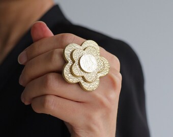 Large gold flower leather ring | Statement ring | Sustainable jewelry | Adjustable hypoallergenic band