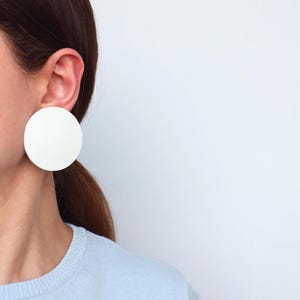 Grandes boucles d'oreilles disque en cuir blanc | clous rétro minimalistes | Tenon en acier chirurgical hypoallergénique