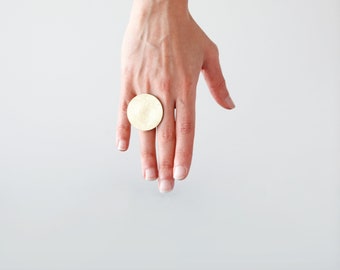 Large gold disc leather ring | Oversize gold ring | Big circle ring | Statement ring | Adjustable hypoallergenic band