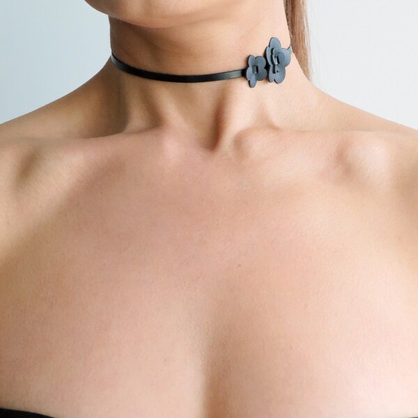 Black leather flower choker necklace | Minimalist mini neck flower | Adjustable leather collar made to size | Stainless steel clasp
