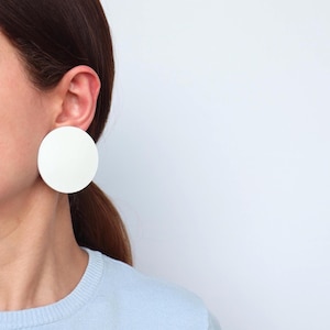 Stora vita läderskivorörhängen | Minimalistiska retro statement-örhängen | Hypoallergen kirurgisk stålstift
