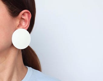 Pendientes grandes de disco de cuero blanco / Pendientes minimalistas de estilo retro / Poste de acero quirúrgico hipoalergénico