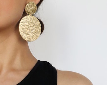 Pendientes de cuero dorado con doble círculo / Pendientes minimalistas estilo boho / Poste de acero inoxidable hipoalergénico