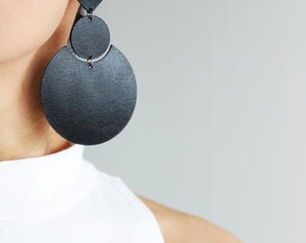Pendientes grandes de cuero negro con diseño geométrico / Pendientes colgantes de estilo retro / Poste de acero quirúrgico hipoalergénico