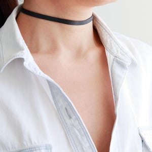 Schwarze dünne echt Leder Choker Halskette | Schlichter Halsreif | Basic Choker für jeden Tag | Größenverstellbare Choker | Verschluss aus Edelstahl
