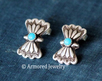 Pendientes de plata de ley con forma de mariposa diminuta de concho y turquesa, joyería de concho, joyería del suroeste con turquesa de concho, pendientes de botón del suroeste