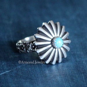 以下が含まれることがあります： 太陽の光線デザインにターコイズストーンがセットされたシルバーリングです。