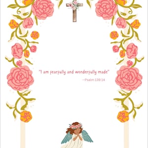 Può includere: Una carta bianca con un motivo ad arco floreale con rose rosa e boccioli gialli. In alto c'è una croce di legno e in basso un piccolo angelo. Il testo recita: "Sono fatto in modo meraviglioso" -Salmo 139:14.