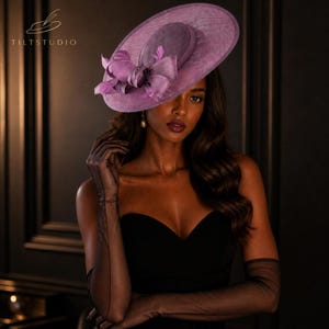 Lila fascinatorhatt med bred brätte, elegant huvudbonad för bröllopsgäster, accessoar för tävlingsdagen