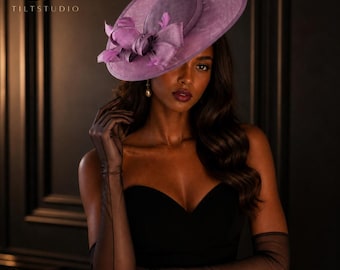 Tocado morado de ala ancha, elegante accesorio para invitadas de boda o para el día de la carrera.
