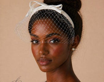 Ivoren vogelkooi sluier tovenaar hoed, minimalistische bruids zendspoel, gestructureerde strik bruiloft hoofdband